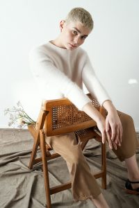 Fashion Portrait einer Frau auf einem Holzstuhl im Studio – People Fotograf Hamburg