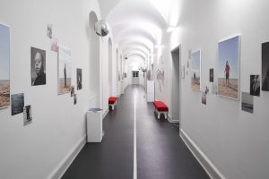 Fotoausstellung im Flur einer Kunstuniversitaet – Eventfotograf Hamburg