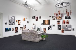 Fotoausstellung in einem Raum mit Sofa – Eventfotograf Hamburg
