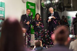 Dozenten feiern den Uni Abschluss ihrer Studenten mit Konfetti – Eventfotograf Hamburg