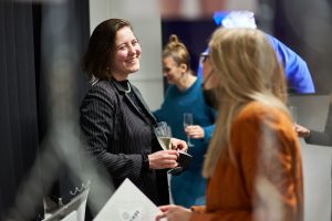 Frau mit Sekt freut sich ueber ihren Uni Abschluss – Eventfotograf Hamburg