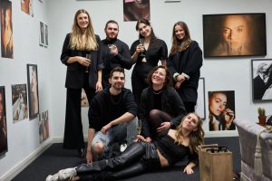 Uni Absolventen vor einer Fotoausstellung – Eventfotograf Hamburg