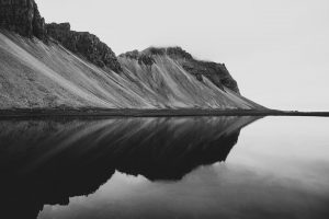 Berg mit Spiegelung im Wasser in Island – Landschaftsfotograf Hamburg
