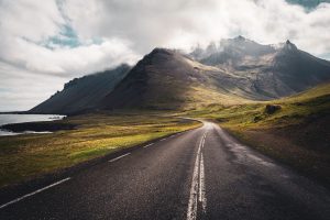 Straße mit Bergen in Island – Landschaftsfotograf Hamburg