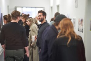 Viele Besucher in einer Bachelorausstellung der University of Europe for Applied Sciences Hamburg – Eventfotograf Hamburg