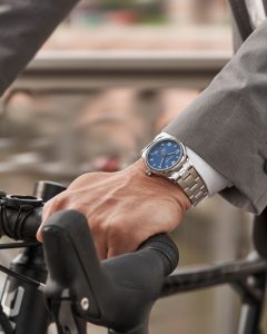 Fahrradfahrer mit Nomos Club Sport 37 am Handgelenk – Produktfotograf Hamburg