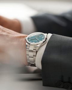 Nomos Club Sport 37 petrol mit Anzug im Buero – Produktfotograf Hamburg