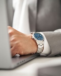 Nomos Club Sport 37 mit Anzug am Laptop – Produktfotograf Hamburg