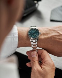 Nomos Club Sport 37 Uhr am Handgelenk vor einem Schreibtisch – Produktfotograf Hamburg