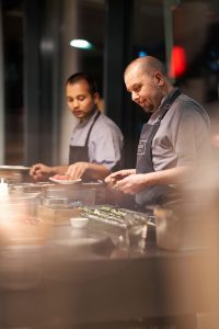 Zwei Koeche bei der Zubereitung von Shushi in Hensslers Kueche – Eventfotograf Hamburg
