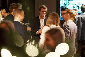 Lachende Nachwuchsjuristen beim Clavisto Kochevent in Hamburg – Eventfotograf Hamburg