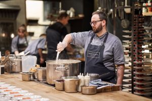Koch ruehrt im Topf in Hensslers Kueche – Eventfotograf Hamburg