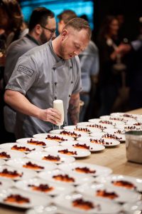Koch bereitet Gerichte vor in Hensslers Kueche – Eventfotograf Hamburg