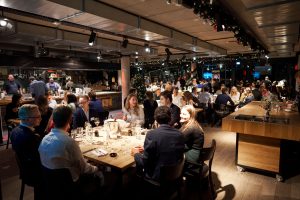 Viele Juristen in Hensslers Kueche bei dem Clavisto Kochevent – Eventfotograf Hamburg