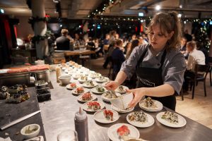 Köchin im Restaurant bereitet Essen zu – Eventfotograf Hamburg