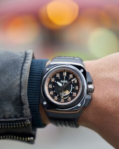 Gorilla Uhr am Handgelenk mit Lederjacke vor Lichtpunkten – Produktfotograf Hamburg