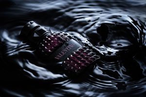 Studiofotografie eines Valentino Parfums im Wasser mit Wellen – Produktfotograf Hamburg