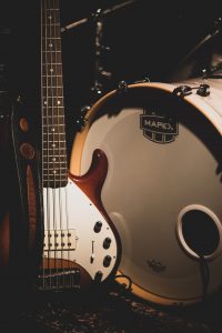 Bass steht neben der Basedrum eines Schlagzeugs – Musikfotograf Hamburg