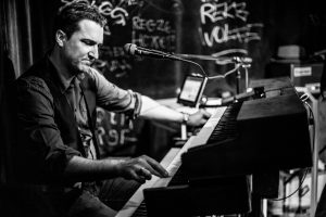 Pianist in der Astra Stube Hamburg – Musikfotograf Hamburg