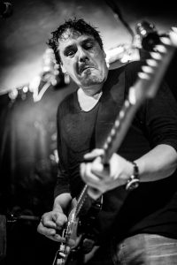 Gitarrist der Hamburger Band Salty Saints in der Astra Stube – Musikfotograf Hamburg