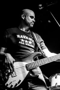 Bassist in der Astra Stube Hamburg – Musikfotograf Hamburg