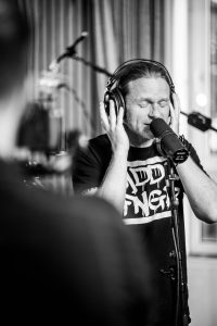 Schwarz weiß Aufnahme eines Saengers im Tonstudio – Musikfotograf Hamburg