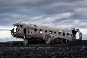 Flugzeug Wrack in steiniger Landschaft auf Island – Landschaftsfotograf Hamburg