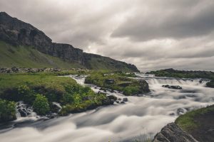 Langzeitbelichtung eines Flusses mit Wiese in Island – Landschaftsfotograf Hamburg