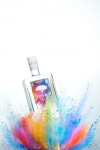 Ginflasche in einer bunten Farbenexplosion – Produktfotograf Hamburg