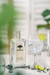 Ginflasche mit Glas und Limetten auf einem Tisch – Produktfotograf Hamburg