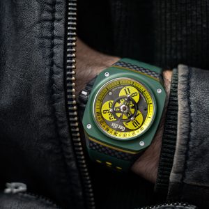 Grüne Uhr mit schwarzer Lederjacke – Produktfotograf Hamburg