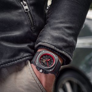 Uhr mit Lederjacke vor einem Sportauto – Produktfotograf Hamburg