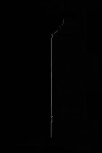 Dunkles Studiofoto einer Grafitti Sprühdose Kontur mit Licht und Schatten – Produktfotograf Hamburg