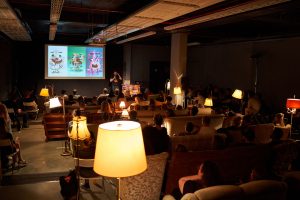 Großer Saal mit vielen Lampen und Besuchern beim Kurzfilmfestival Hamburg – Eventfotograf Hamburg