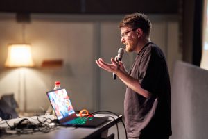 Ein Mann haelt einen Vortrag beim Kurzfilmfestival Hamburg – Eventfotograf Hamburg