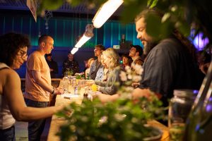 Viele Personen an der Bar beim Kurzfilmfestival Hamburg – Eventfotograf Hamburg