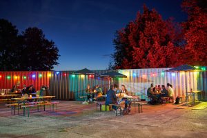 Outdoor Bereich des Kurzfilmfestivals in Hamburg mit Laternen und bunten Lichtern – Eventfotograf Hamburg