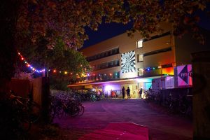 Eingang zum Kurzfilmfestival Hamburg mit Laternen und bunten Lichtern – Eventfotograf Hamburg