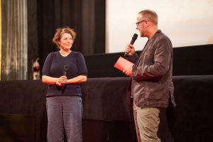 Mann interviewt Frau auf der Buehne des Metropolis Kinos in Hamburg – Eventfotograf Hamburg