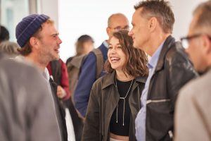 Lachende Menschen in einer Fotoausstellung – Eventfotograf Hamburg