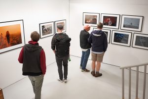 Besucher schauen sich die Bilder in der Freelens Galerie Hamburg an – Eventfotograf Hamburg