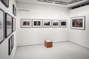 Fotos in Bilderrahemen an Waenden der Freelens Galerie – Eventfotograf Hamburg