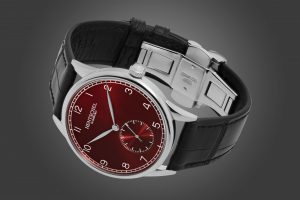 Produktfoto einer liegenden Uhr der Marke Hentschel Hamburg mit rotem Zifferblatt – Produktfotograf Hamburg