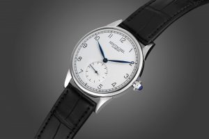 Studiobild einer Hentschel Uhr H1 mit weißem Zifferblatt – Produktfotograf Hamburg