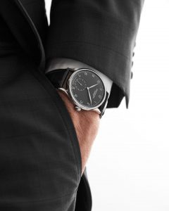 Anzug mit Uhr Hentschel H1 schwarz – Produktfotograf Hamburg