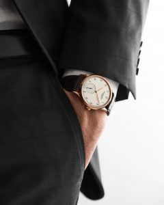 Dunkler Anzug Wristshot der hentschel H1 in Rosegold – Produktfotograf Hamburg