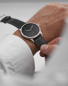 Studiobild der Hentschel Mystique Uhr mit weißem Hemd – Produktfotograf Hamburg