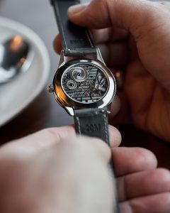 Hentschel mystique Uhr im Cafe zeigt das Uhrwerk – Produktfotograf Hamburg