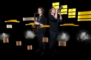 Synaesthetische Visualisierung erines Jazzstuecks mit Saxophonist und Trompeter – Musikfotograf Hamburg