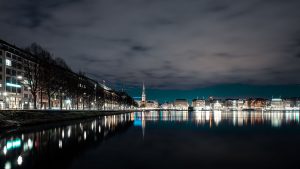 Nachtaufnahme des Jungfernstiegs und der Alster in Hamburg – Landschaftsfotograf Hamburg